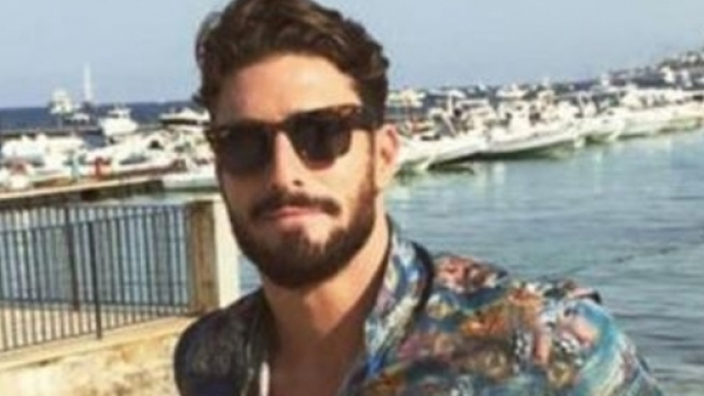 Amedeo Andreozzi in disco con una bionda