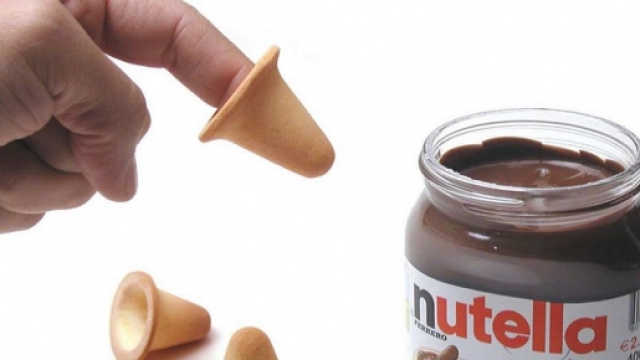 Il biscotto a forma di dito per gustare la Nutella