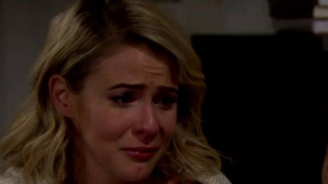 Caroline Spencer scopre di essere incinta