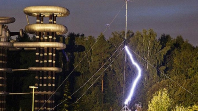 La leggendaria Torre di Tesla riprodotta in Russia
