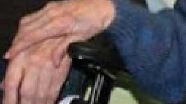 Le mani di due coniugi che si cercano