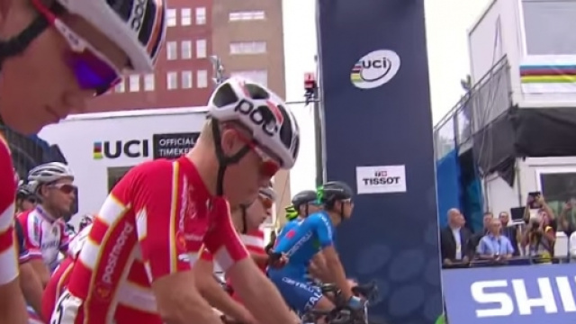 La partenza della prova in linea Under 23 uomini