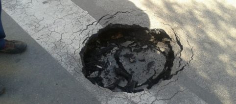 Ciclista cade in una buca al centro della strada: no al risarcimento