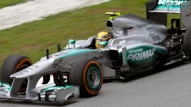Hamilton torna al successo in Giappone
