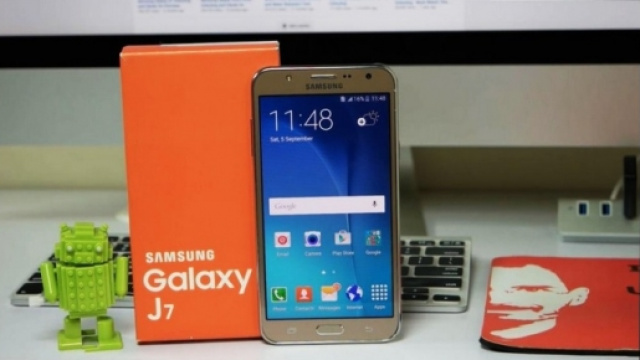 Nuovo smartphone Samsung Galaxy J7