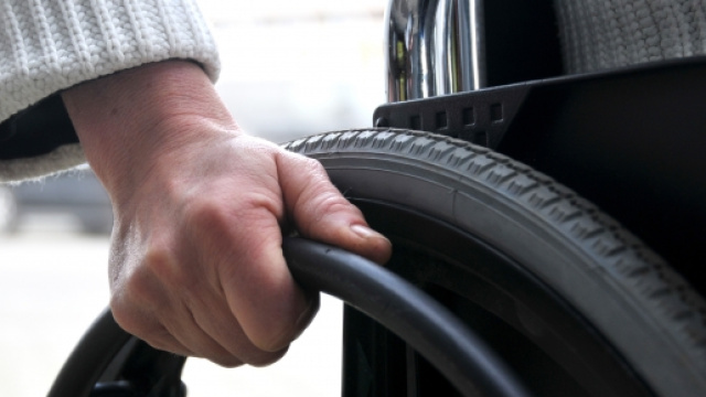 Un diversamente abile sulla sedia a rotelle