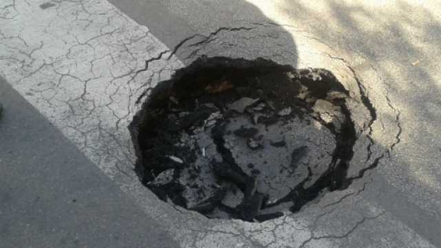 Voragine al centro strada: no al risarcimento