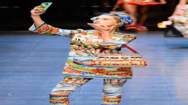 Dolce e Gabbana lancia il selfie dalla passerella.