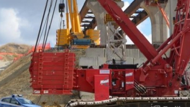 Polizia e Vigili del fuoco sul luogo dell'incendio