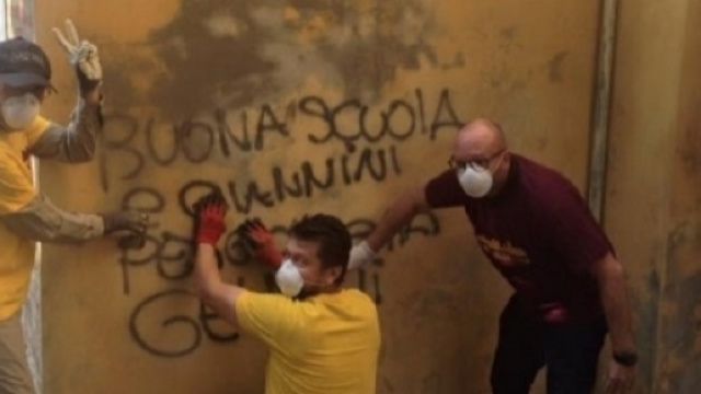 Scuola, cancellate scritte contro Giannini