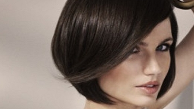 Taglio di capelli medio per viso quadrato