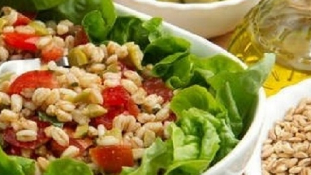 Usare aceto e oli per disinfettare verdure