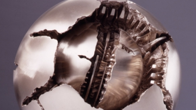 Arnaldo Pomodoro - Sfera con sfera c Barbareschi