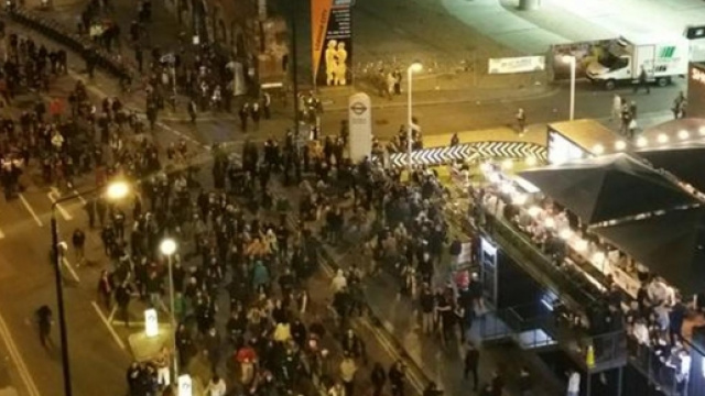 I manifestanti di Shoreditch riuniti sabato scorso