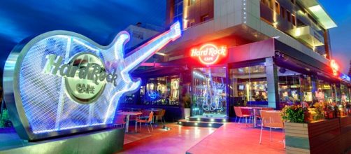 J&aacute; imaginou trabalhar no Hard Rock?