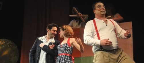 Tri&aacute;ngulo de amantes en escena