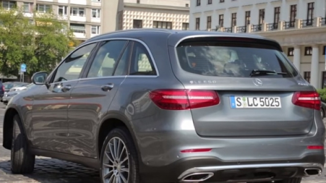 La nuova Mercedes Glc 250 durante un test drive