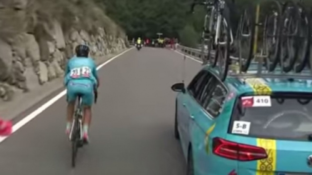 Mikel Landa avvicinato dall'ammiraglia Astana