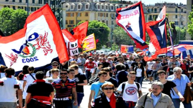 Tifosi del Genoa in marcia verso lo stadio