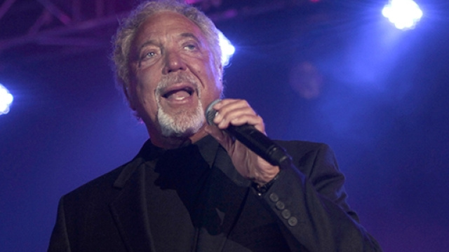 Tom Jones sul palco durante una trasmissione TV