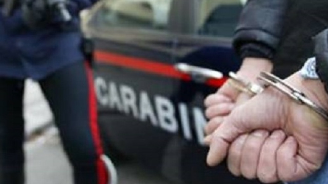 Calabria, donna acottella un uomo per dei rifiuti.