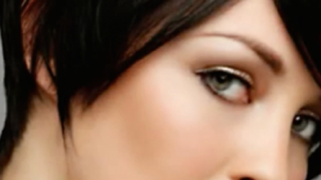 Capelli corti e scalati nei trend invernali