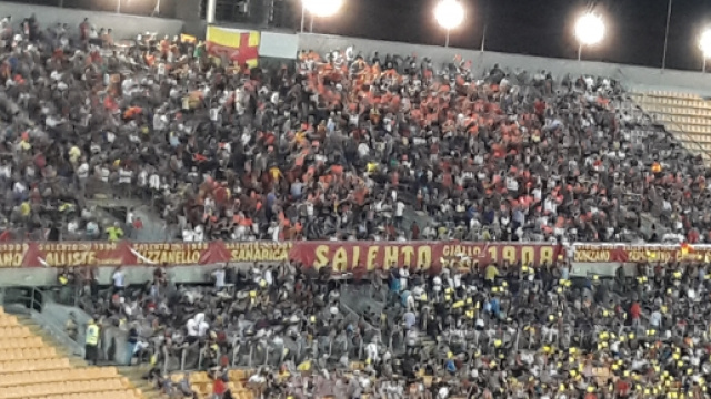 I tifosi del Lecce pronti a riempire lo stadio.
