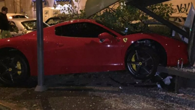 L'auto di Caceres finita contro la fermata del bus