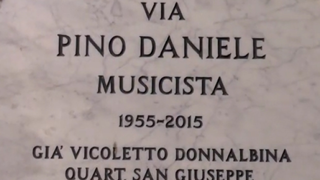 La targa della strada dedicata a Pino Daniele