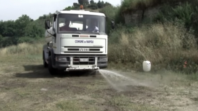 Operazione di spargimento batteri nella discarica