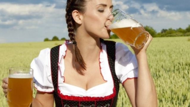 Una donna con due boccali di birra