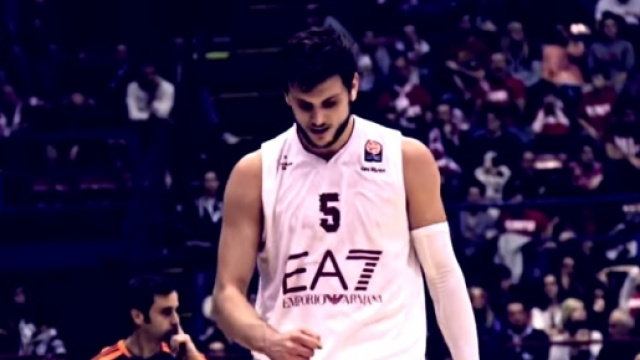 Alessandro Gentile con la maglia dell'Olimpia