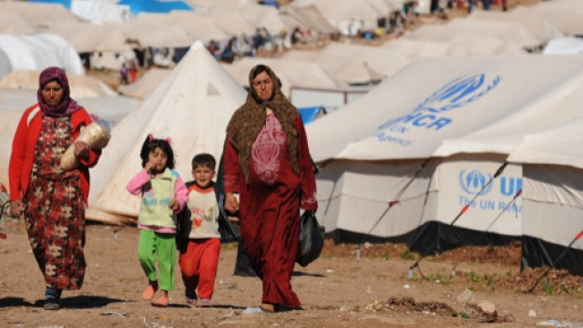 Donne e bambini in un Campo Profughi