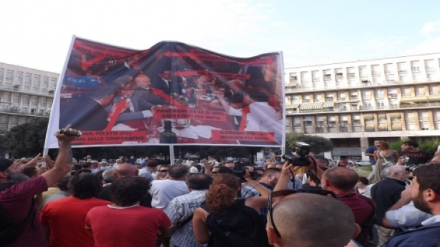 Lo striscione portato dai manifestanti a Don Bosco