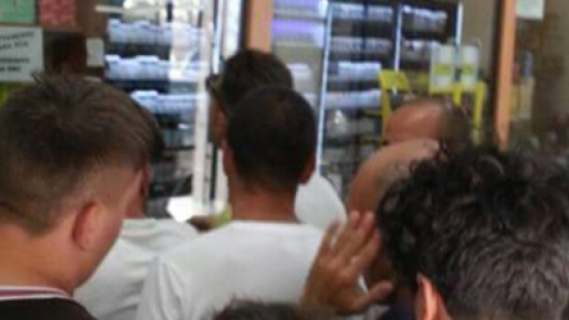 Tifosi in fila per acquistare biglietti.