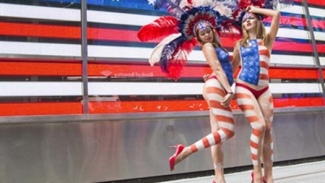 Le Desnudas di Times Square in posa
