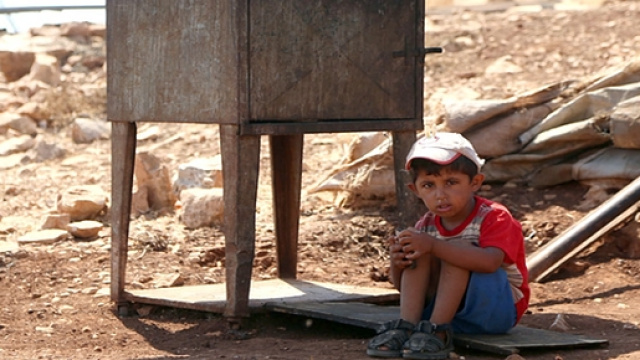 Bambino palestinese in cerca di un p&ograve; d'ombra