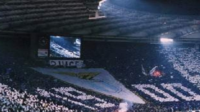 Lo spettacolo offerto dalla curva della Lazio