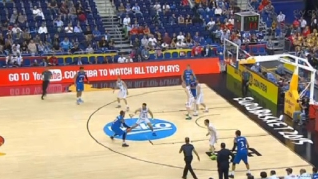 Uno spezzone della partita contro l'Islanda