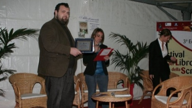 Il giornalista Simone Di Meo, ritira un premio