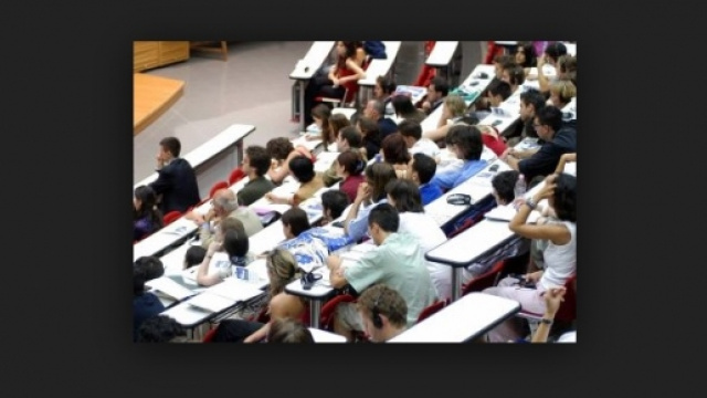 Studenti in aula universitaria