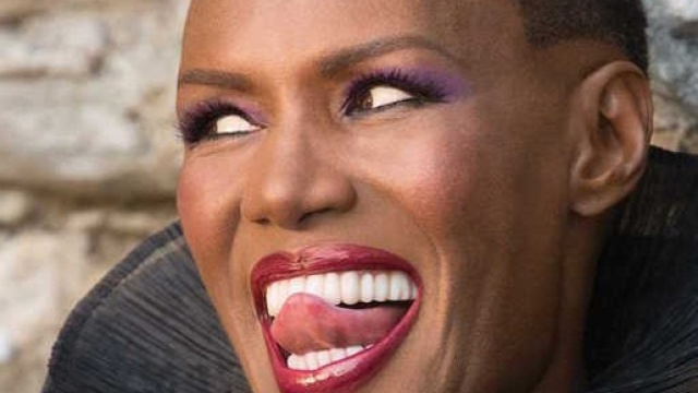 La copertina dell'autobiografia di Grace Jones