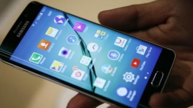 La foto ritrae il Samsung Galaxy S6 edge