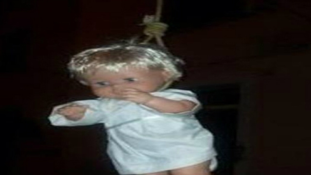 Fotografia del bambinello appeso per il collo