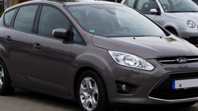 Nasce la nuova Ford C-MAX grigio topo