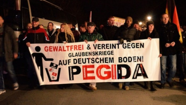 I militanti di Pegida durante una manifestazione.
