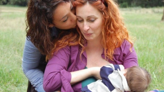 Una coppia di donne insieme al loro bambino