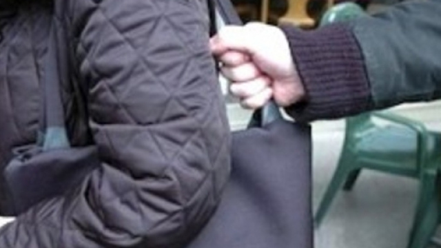 uomo che tenta scippo ai danni di una donna