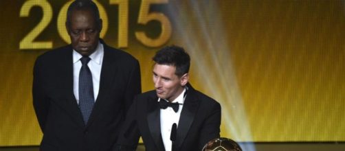 Messi recibe el Bal&oacute;n de oro por quinta vez