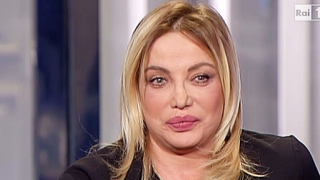 La metamorfosi di Simona Izzo dopo il lifting